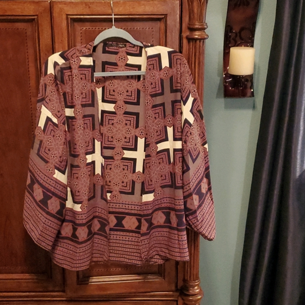 Lovely kimono w/geometric design